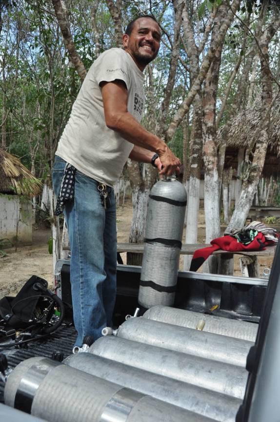 O Luis descarrega os tanques no cenote Car Wash, em Tulum, na costa caribenha do Yucatán, no México
